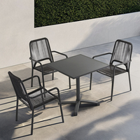 Ensemble de mobilier de restaurant commercial moderne pour café, terrasse extérieure - Tables carrées, chaises en aluminium et cordes, bar à domicile