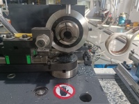 Machine industrielle de scellage des extrémités de tubes métalliques pour la fermeture des extrémités de tuyaux en acier