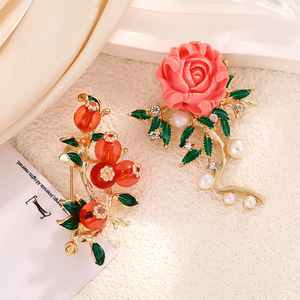 Broche Fleur en Alliage de Zinc Incrustée de Perles, Accessoire de Soirée pour Femme - Product Image 1