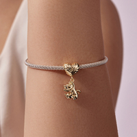 Breloque chat plaquée or avec cœur sur le dessus, pendentif animal mignon, bijou unisexe, cadeau