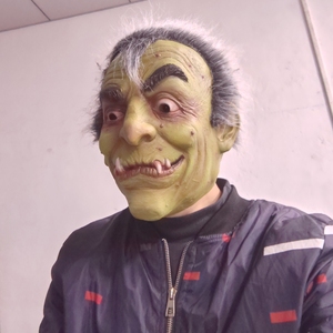 หน้ากากยางลาเท็กซ์สีเขียวแบบเต็มหน้า พร้อมเขี้ยว คิ้วเฉียง หูแหลม และดวงตาดุร้าย สำหรับชุดคอสเพลย์วันฮาโลวีน - Product Image 6