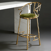 Chaise de bar moderne en laiton avec finition goutte d'eau, assise en velours vert olive, tabouret de comptoir haut de gamme pour restaurant, intérieur de luxe