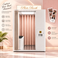 Machine de photomaton scandinave fermée avec appareil photo reflex numérique et imprimante pour la location commerciale en centre commercial, en magasin, pour mariages et événements