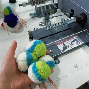 Nouvelle arrivée : Machine automatique à pompons multi-tailles, enrouleur <span class=keywords><strong>de</strong></span> fil électrique pour la création <span class=keywords><strong>de</strong></span> boules moelleuses sur les chapeaux - Product Image 2