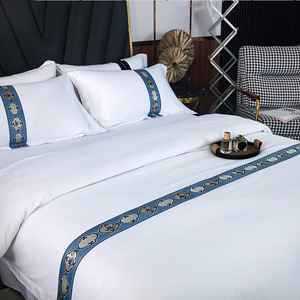 Set di Quattro Pezzi per Letto d'Albergo di Lusso Personalizzato all'Ingrosso, Stile Lenzuolo Piatto, Copripiumino Bianco, Copriletto di Fabbrica - Product Image 2