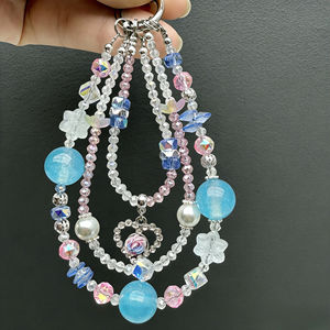 Chaîne de téléphone polyvalente tendance de luxe rose à triple chaîne avec pendentif cœur en perles et résine cristalline détachable de 15 cm - Product Image 5