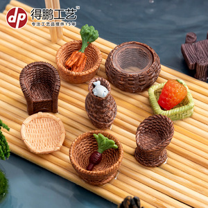 Juego de cestas miniatura de resina con verduras y silla para decoración del hogar - Product Image 1
