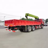 Grue montée par camion de cargaison de boom télescopique droit de camion de HOWO 6X4 6 roues avec l'ascenseur de 6 tonnes hydraulique à vendre