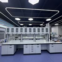 Bancs de travail et îlots de travail modernes en acier pour laboratoires commerciaux, tables de contrôle qualité (CQ) et tables de laboratoire (QL)