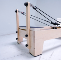Boîte de réformateur Pilates de qualité studio avec ressort à haute tension, un accessoire de réformateur Pilates magnifiquement conçu.