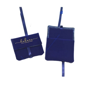Pochette à bijoux personnalisée en velours bleu marine avec doublure en satin, fermeture à ruban, insert pour collier et coussinet pour boucles d'oreilles - Product Image 3