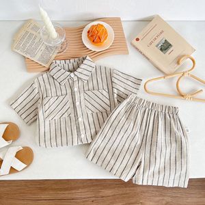 Ensemble 2 pièces chemise et short rayés en coton et lin pour tout-petits garçons – <span class=keywords><strong>Tenue</strong></span> décontractée respirante à revers pour l'été – Vêtements pour enfants en gros - Product Image 4