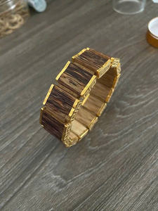 Pulsera de cuentas de madera de agar natural hecha a mano, pulsera elástica de cuentas de madera de oud, joyería budista unisex para meditación - Product Image 2
