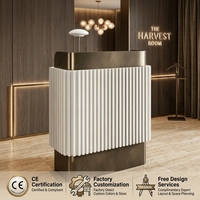 Comptoir de réception en bois rainuré vertical avec cadre en acier inoxydable doré, taille personnalisée pour restaurant, hôtel, bureau de réception