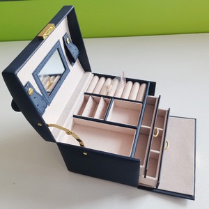 Caja de Joyería y Cosméticos Cody de Cuero Hecha a Mano - Lujosa y Moderna en Rojo/Azul/Blanco 23x16x15cm - Product Image 4
