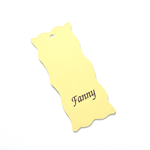 Étiquettes suspendues en papier écologiques personnalisées pour vêtements avec conception graphique gratuite - Product Image 1