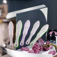 Outil de pédicure en acier inoxydable d'usine lime à pied Double face pour exfolier l'élimination des callosités de la peau morte lime à pied en plastique à la mode
