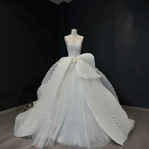 Vestido de Novia Moderno NT17 con Cola de Capilla, Estampado Floral y Apliques para Ceremonia Nupcial - Product Image 2