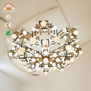Lustre en verre géométrique personnalisé - Luminaire suspendu LED de luxe pour hall d'hôtel et atrium - Product Image 1
