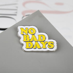 Fabbrica di alta qualità personalizzato distintivo inglese decorazione DIY custom 3D/2D cappelli ornamenti greco lettera duro smalto spille buone vibrazioni - Product Image 1