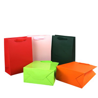 Sac en papier de luxe avec logo personnalisé pour le design de marque privée pour les vêtements chaussures bougies emballage pour achats et boutiques de détail