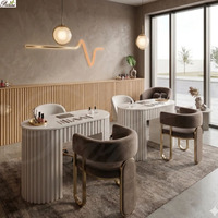 Ensemble de table de manucure moderne blanche avec cadre doré de luxe, chaise de salon de manucure en velours, bureau à ongles ovale ondulé, station de manucure pour salon de beauté