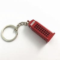 Porte-clés modèle pendentif avec une cabine téléphonique à double couche et une boîte aux lettres au Big Ben à Londres, Royaume-Uni, comme cadeau de voyage commémoratif