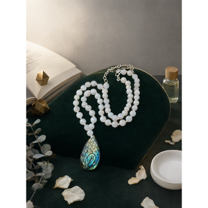 Collier Mala en perles de pierre de lune blanche avec pendentif paon en labradorite - Adoptez la beauté radieuse de la nature - Product Image 3