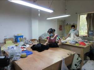 YR936 Venta caliente mujeres Casual cálido avestruz pavo pluma <span class=keywords><strong>chaleco</strong></span> con capucha - Product Image 6