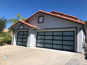 <span class=keywords><strong>Porte</strong></span> <span class=keywords><strong>de</strong></span> <span class=keywords><strong>garage</strong></span> sectionnelle automatique moderne en aluminium blanc argenté avec cadre en alliage et verre givré, étanche - Product Image 3