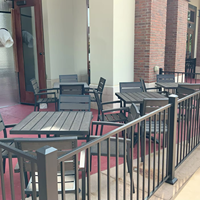 Chaises de salle à manger d'extérieur modernes, écologiques et durables en plastique et bois, idéales pour restaurants, centres commerciaux, hôtels, bars, écoles, gymnases et parcs – Offre Spéciale