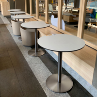 Table de salle à manger extérieure moderne DEBO, utilisation hôtelière, facile à nettoyer, compacte, plateau en stratifié HPL