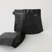 Pochette en papier kraft en plastique noir givré mat Valve à sens unique Emballage de sac de café à fond plat de haricot rôti