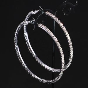 ต่างหูห่วงเพชรเม็ดใหญ่ระยิบระยับ ดีไซน์หรูหราทันสมัย เหมาะสำหรับงานปาร์ตี้ ชุบทอง/เงิน น้ำหนักเบา สำหรับผู้หญิง - Product Image 6