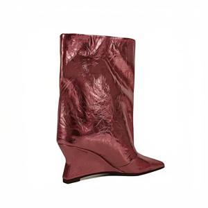 Botines de mujer de piel sintética arrugada de estilo modernista, caña ancha, tacón de cuña escultural de 7,5 cm, punta afilada - Product Image 6