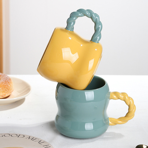 Taza de Café de Cerámica de Porcelana Hecha a Mano con Forma Creativa, Diseño de Pareja Adorable, Apta para Lavavajillas y Microondas, Personalizable, Regalos Empresariales - Product Image 1