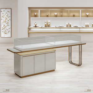 Présentoir à bijoux rectangulaire en verre et bois massif personnalisé en métal doré pour centres commerciaux, magasins et comptoirs - Product Image 1