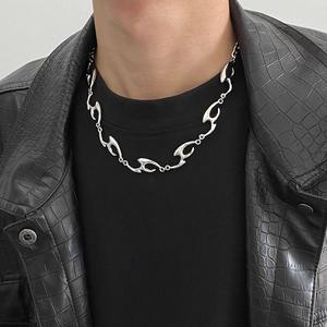Collier en acier au titane de haute qualité pour garçons forme irrégulière conception de niche élevée ne se décolore pas chaîne de couleur chaînes de mode colliers - Product Image 2