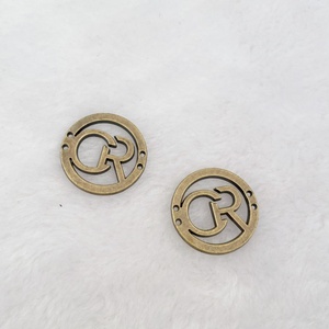 ป้ายโลโก้โลหะแบบกำหนดเองสำหรับเสื้อผ้า ป้ายติดฮิญาบ ป้ายโลหะผสมสังกะสี ป้ายโลโก้แบรนด์โลหะสำหรับเสื้อผ้า - Product Image 3