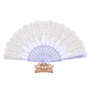 Nouvel éventail espagnol en plastique pour femme, idéal pour les mariages et les cadeaux, avec finition dorée - Product Image 3