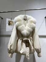 Veste d'hiver élégante et respirante pour femmes, respectueuse de l'environnement, col en fourrure de renard, taille cintrée, polyester, style élégant, blanc canard