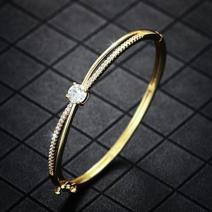 Bracciale a fascia con design a croce per donna, stile geometrico rotondo, accessorio da polso per uso quotidiano - Product Image 1