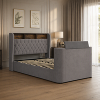 Lit de rangement en velours Willsoon avec élévateur TV télécommandé, cadre de lit vintage capitonné à dossier ailé avec tête de lit en bois et étagère intégrée
