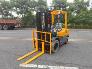 Chariot élévateur TCM de 3 tonnes d'occasion avec cabine entièrement fermée, élévateur industriel à moteur diesel, faible kilométrage, adapté aux environnements froids et humides - Product Image 3