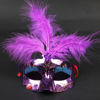 Masque vénitien demi-visage pour femme avec plumes et paillettes en PVC, idéal pour mariages, fêtes, Halloween et événements festifs