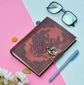 Diario de cuero con grabado de dragón gemelo 7x5, Grimoire con cierre C vintage, cuaderno hecho a mano con borde deshilachado - Product Image 2