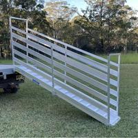 Rampe de chargement de bétail de moutons robuste de haute qualité de 3.5m facilement assemblée cadre en PVC réglable Nature pour les frontières de chantiers de bétail