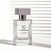Flacon de parfum en verre vide de luxe à base carrée épaisse, avec capuchon métallique carré argenté, logo personnalisé par estampage à chaud et impression sur soie