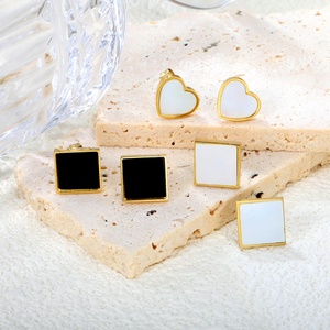 Pendientes de botón cuadrados negros chapados en oro de 18 quilates de moda al por mayor, aretes de acero inoxidable con dijes de concha y corazón lindos para mujer - Product Image 1