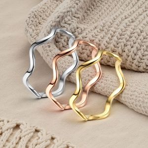 <span class=keywords><strong>Anello</strong></span> Impilabile Ondulato in Acciaio Inossidabile con Finitura Oro, Argento e Oro Rosa per Gioielli Minimalisti o Boho Chic da Donna - Product Image 1